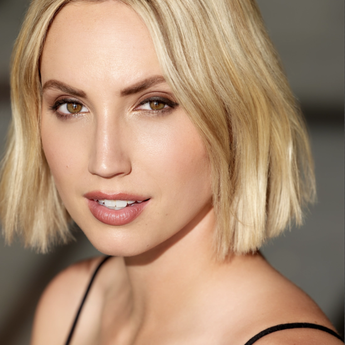 Molly McCook (Mia)